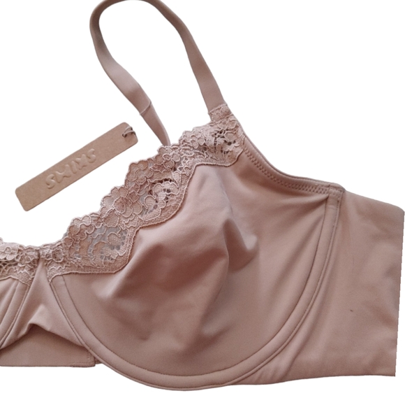 SKIMS Fits Everybody Unlined Lace Scoop Bra - Picture 7 of 14